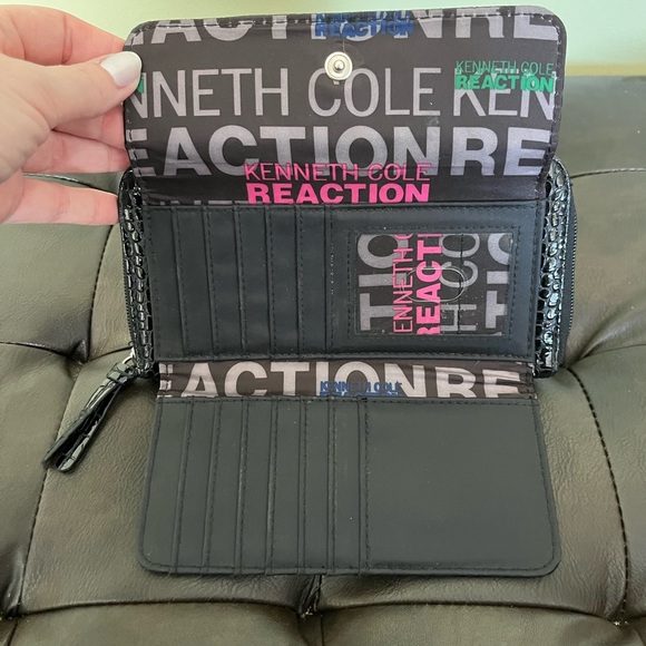 5 for $25. Kenneth Cole wallet - Picture 2 of 8